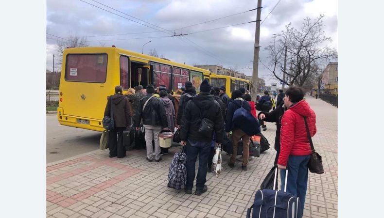 Гайдай закликав мешканців Луганщини евакуюватися, щоб окупанти примусово не вивезли їх до РФ