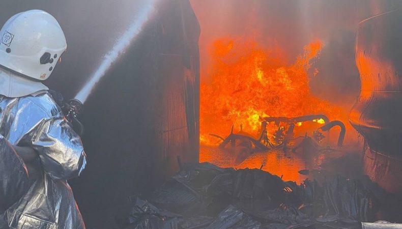 Миколаїв знову обстріляли: виникла пожежа