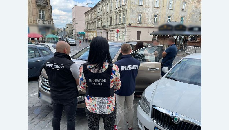 Жителька Львівщини продавала фальшиві документи чоловікам, які хотіли втекти від мобілізації