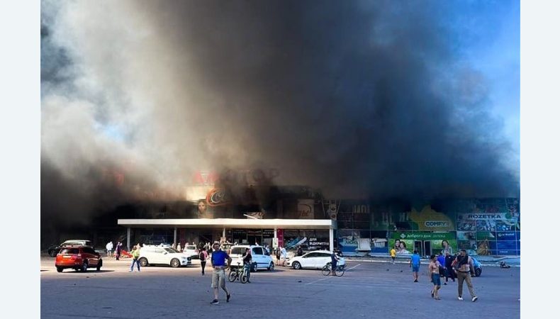 В мережу виклали відео руїн кременчуцького ТРЦ після ракетного обстрілу