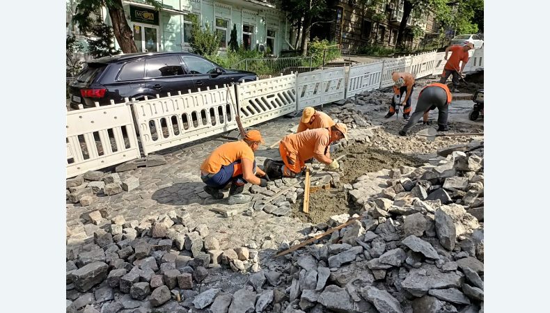 На вулиці Шовковичній оновили 359,5 кв. м покриття проїзної частини та тротуарів 