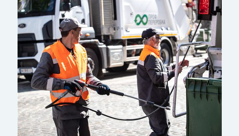 У Києві комунальні служби розпочали сезонне миття контейнерів для збору відходів 