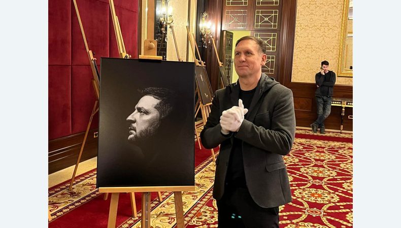 Портрет Зеленського на обкладинці Time продали за 6 млн грн