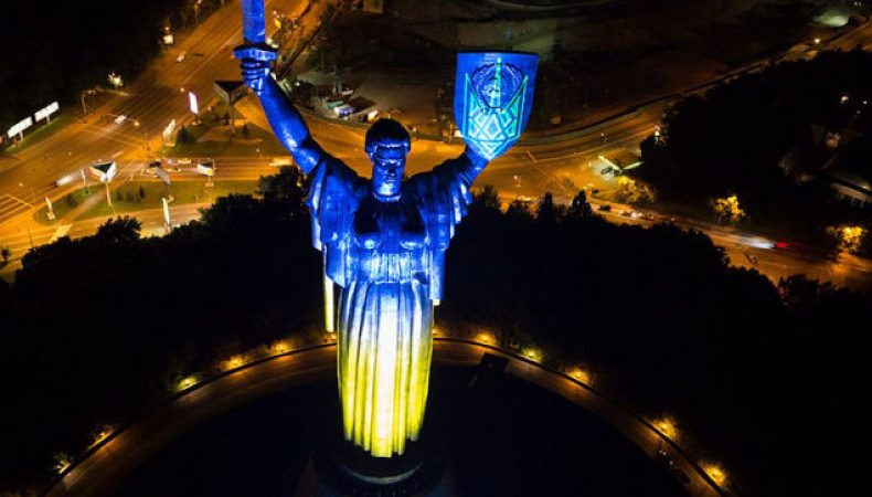 В Києві замінять герб СРСР на тризуб на Батьківщина-мати