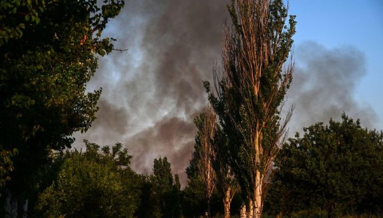 За 50 км від Маріуполя пролунали потужні вибухи (відео)