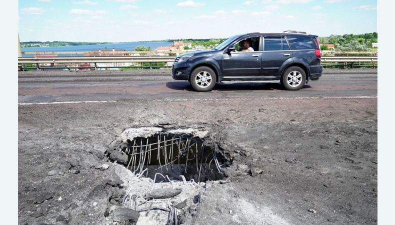 Окупанти залатали плитами дірки на Антонівському мості (ФОТО)