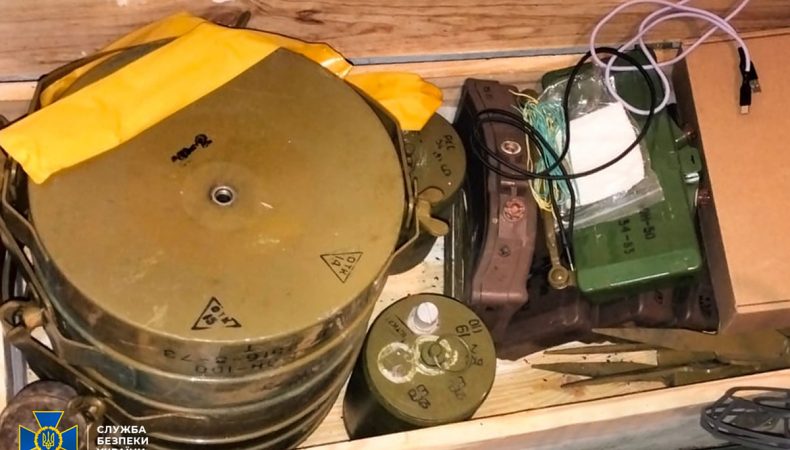 СБУ виявила ще два схрони зі зброєю рашистів у Херсоні та на Дніпропетровщині