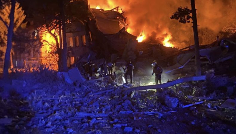 Вночі окупанти обстріляли житловий будинок у Харкові: є жертви