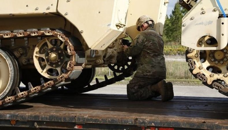 У США завантажують бронетранспортери M113 для надання Україні — Генштаб