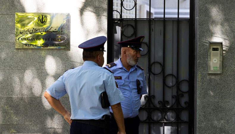 Офіцери поліції перед посольством Ісламської Республіки Іран у Тирані, Албанія