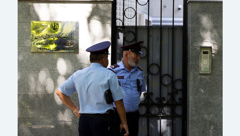 Офіцери поліції перед посольством Ісламської Республіки Іран у Тирані, Албанія