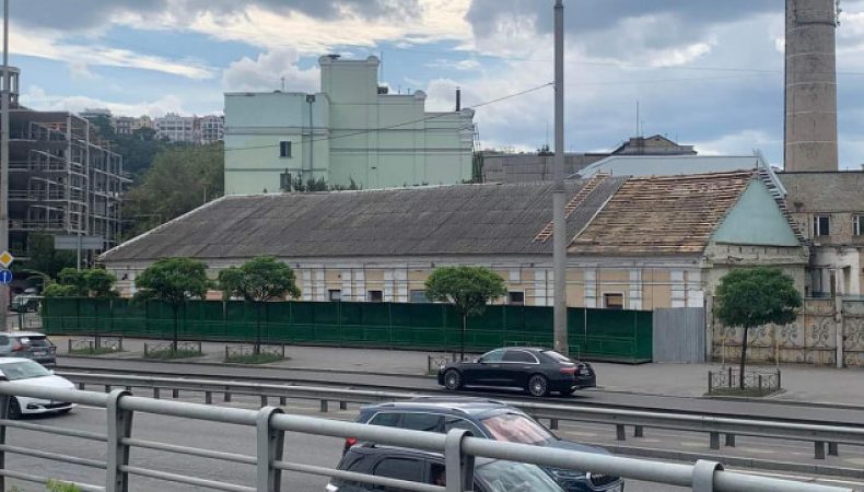 На столичному Подолі почали зносити ще одну 200-літню будівлю