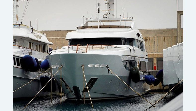 Яхта «Леді Анастасія», що належить російському олігарху Олександру Міхєєву, на іспанському острові Майорка