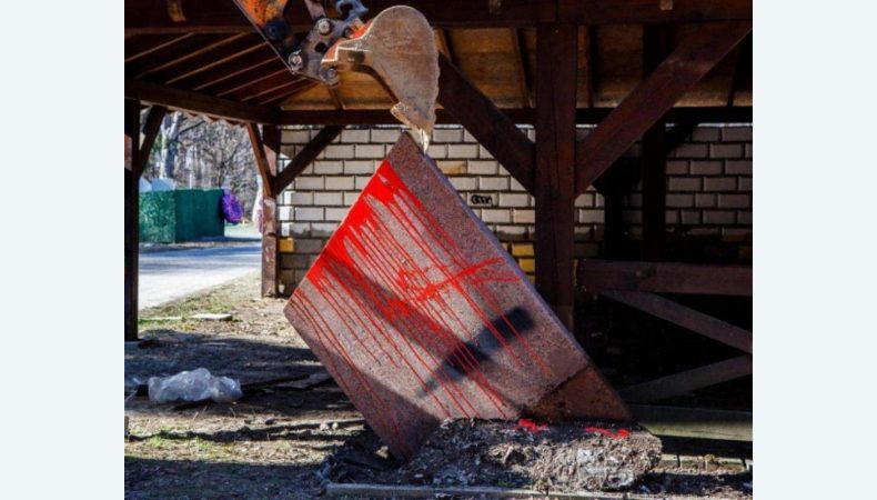 В Ужгороді активісти демонтували меморіальну плиту, встановлену до 300-річчя «возз'єднання» України та Росії