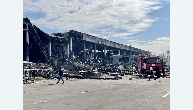 Рятувальники розгрібають завали складу у Броварах