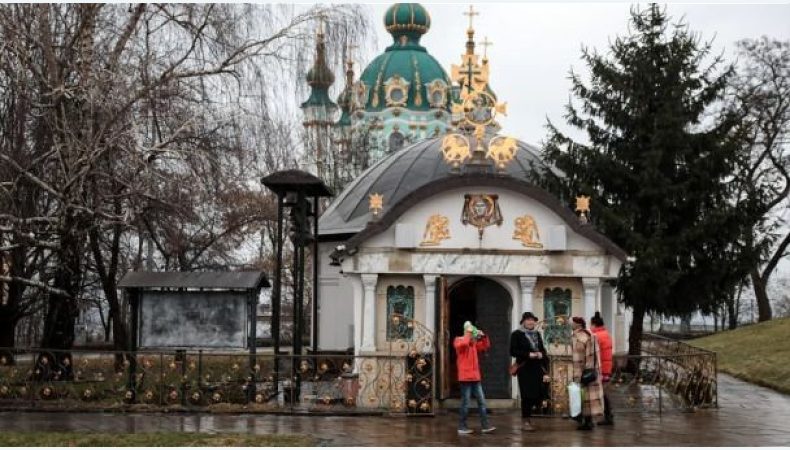У Києві знесли незаконний &amp;quot;храм-МАФ&amp;quot; УПЦ мп біля Десятинної церкви