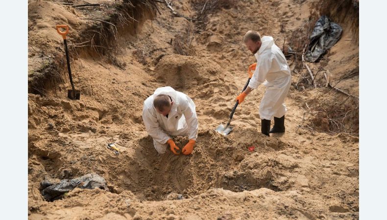 Ексгумувати тіла в Ізюмі будуть ще півмісяця - мер