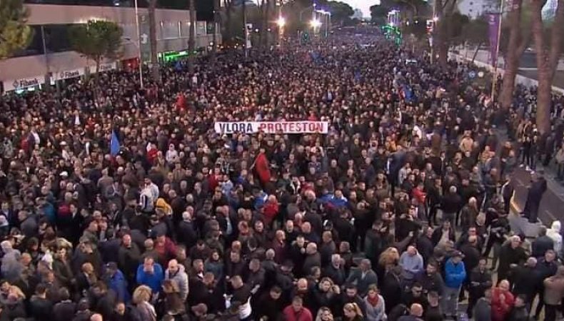 В Албанії з сутичками пройшов велелюдний антиурядовий протест