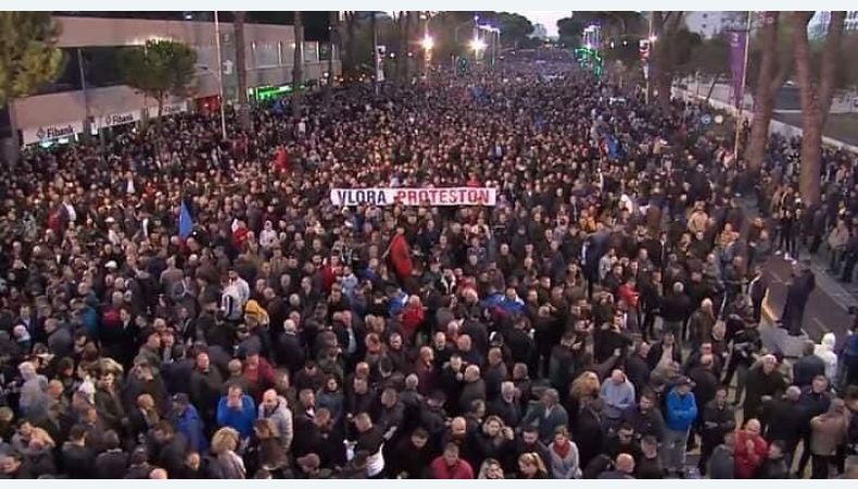 В Албанії з сутичками пройшов велелюдний антиурядовий протест