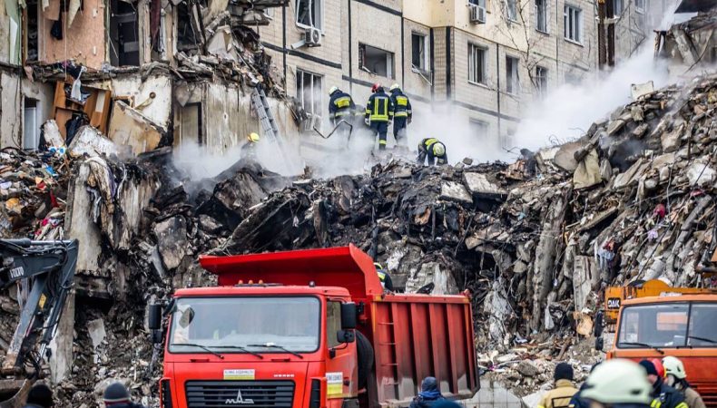 Рятувальники розбирають завали зруйнованого будинку в Дніпрі