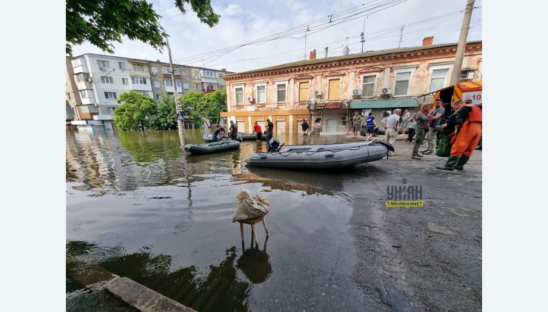 Евакуація із затоплених районів Херсону