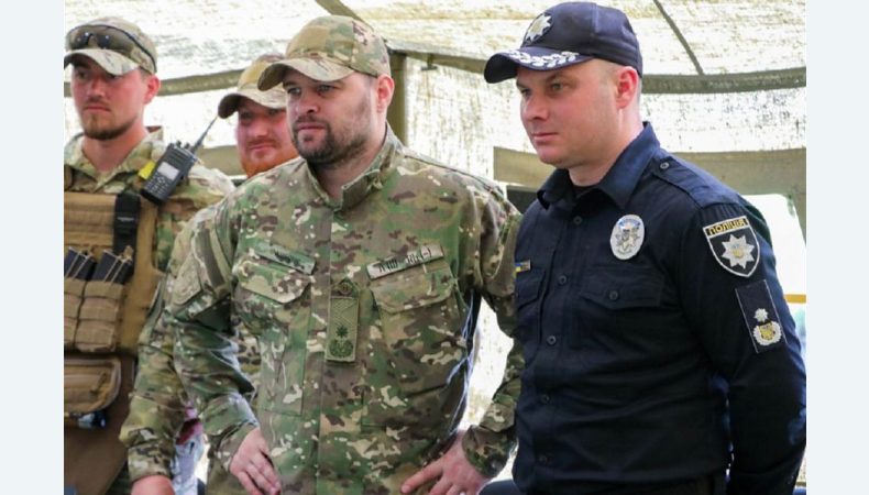 поліцейських треба в 2−3 рази скоротити та відправити на фронт.