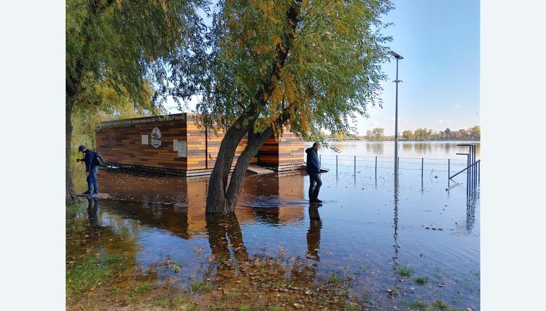 В Києві підтопило парк та Оболонську набережну