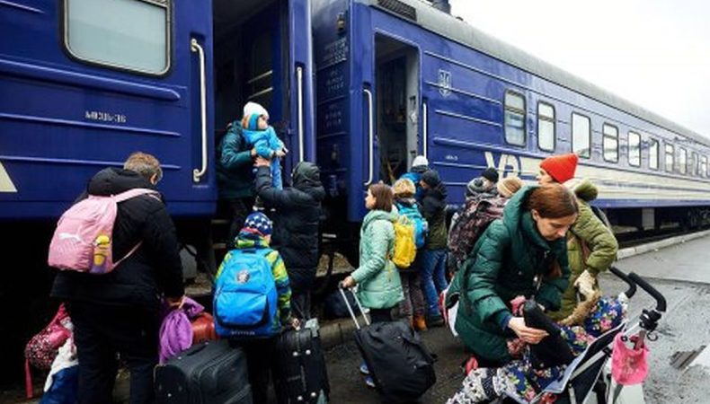 Українців, які виїхали за кордон, позбавлятимуть виплат — Кабмін