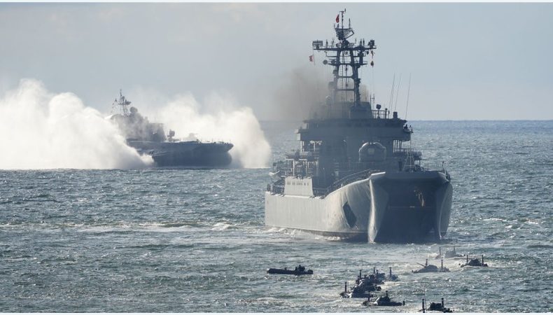 У Чорному морі маневрують 11 російських кораблів і катерів
