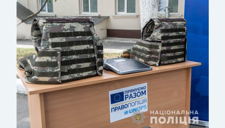 Європейські партнери передали Нацполіції понад тисячу жилетів-плитоносок