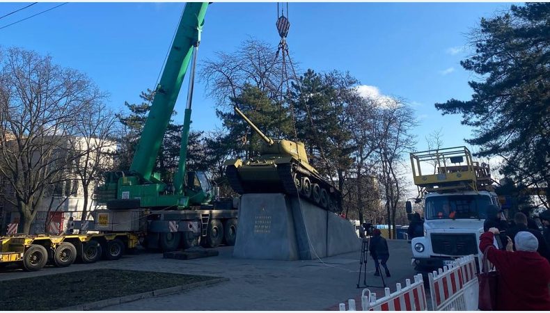У Дніпрі демонтували пам’ятник Юхиму Пушкіну - &amp;quot;Танк&amp;quot;