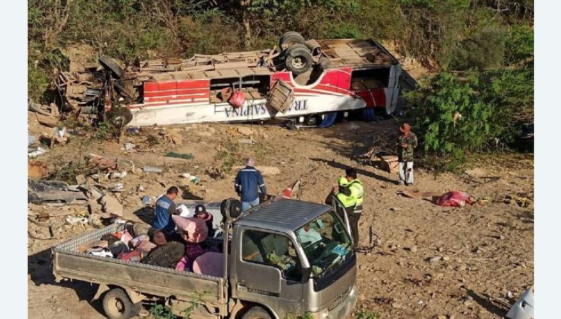 У Болівії пасажирський автобус зірвався в гірську ущелину: багато загиблих і поранених