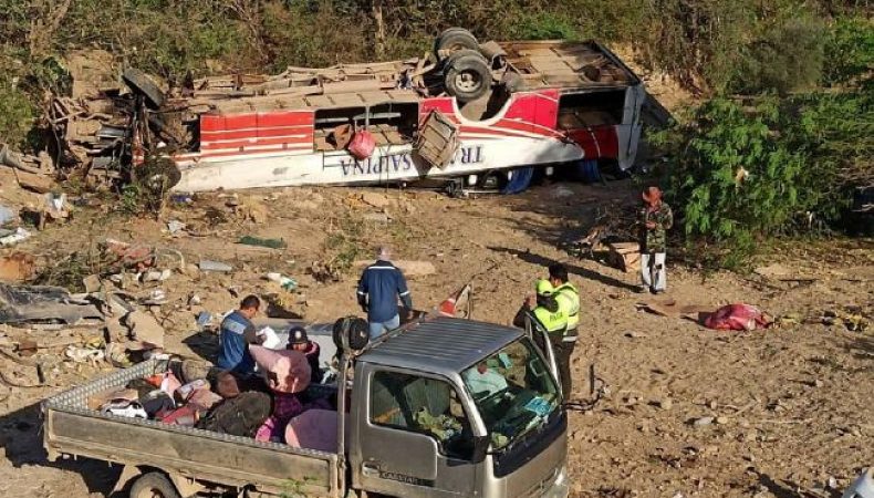 У Болівії пасажирський автобус зірвався в гірську ущелину: багато загиблих і поранених