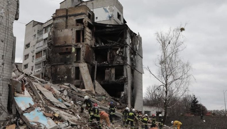 Зруйнований будинок внаслідок російських обстрілів