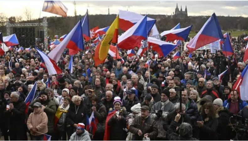 У Празі сотні людей вийшли на протест проти уряду Фіали