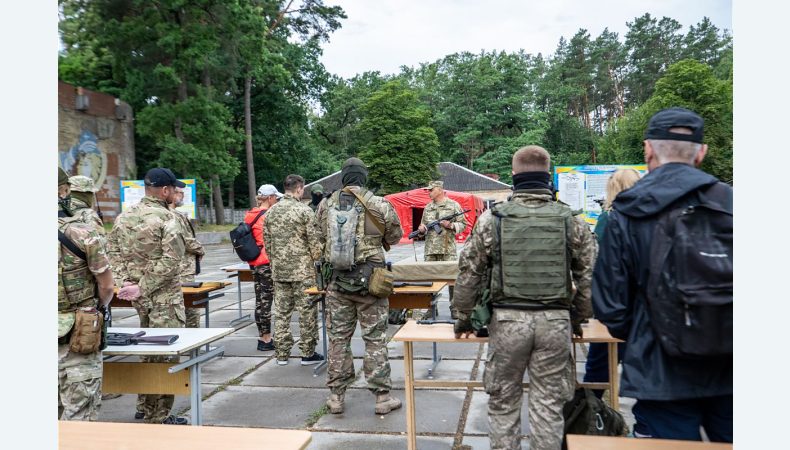 У Києві розпочали оборонні заняття з цивільним населенням: першими участь взяли майже 100 держслужбовців із керівного складу РДА 