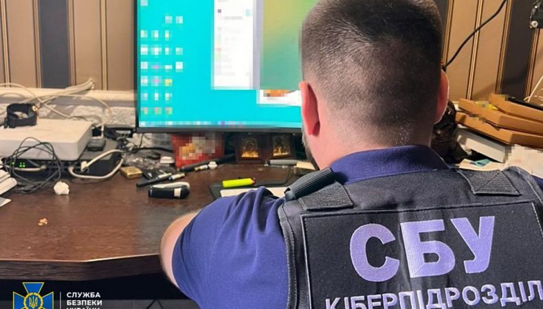 СБУ викрила у Києві підпільний «ЦНАП», що продавав фальшиві паспорти та водійські права