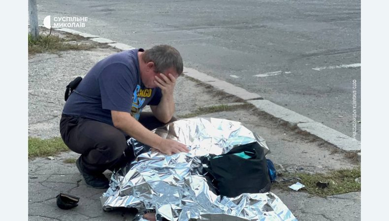 Чоловік поблизу тіла загиблої дружини в Миколаєві