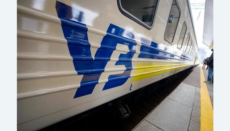 По всій Україні затримуються поїзди