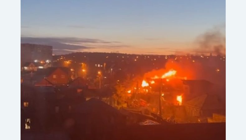 Військовий літак упав на двоповерховий будинок в Іркутську