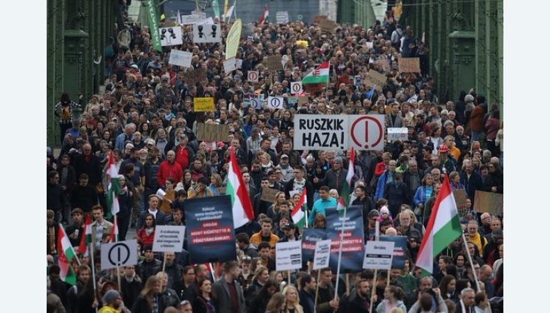 У річницю Угорської революції тисячі людей протестували проти уряду Орбана в Будапешті