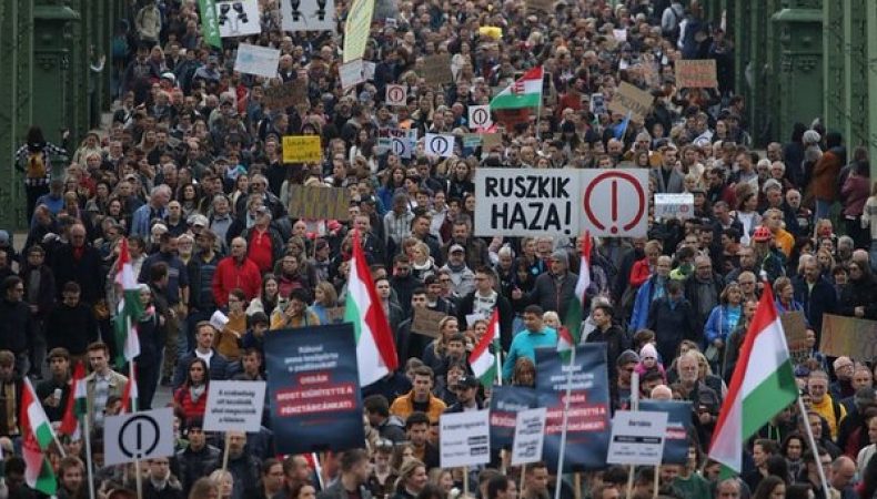У річницю Угорської революції тисячі людей протестували проти уряду Орбана в Будапешті