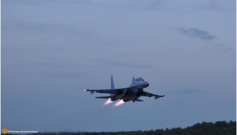 Український винищувач Су-27 уразив російський зенітний комплекс