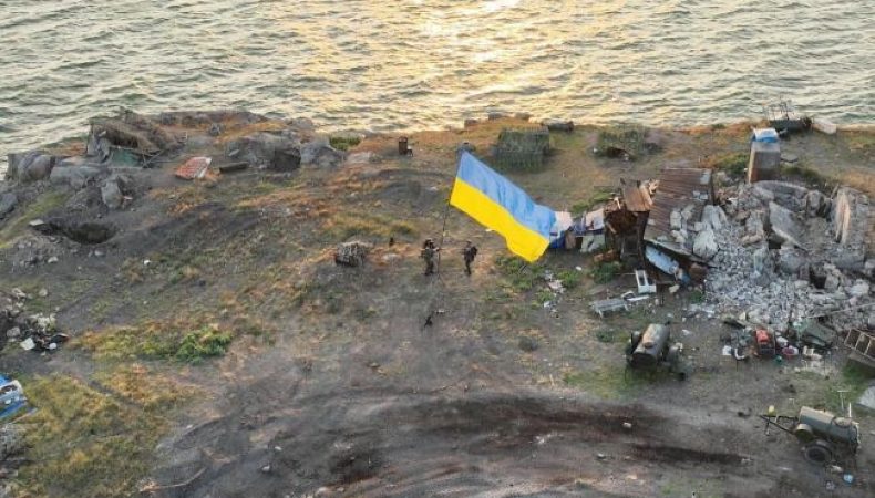 ЗСУ встановили прапор України на острові Зміїний