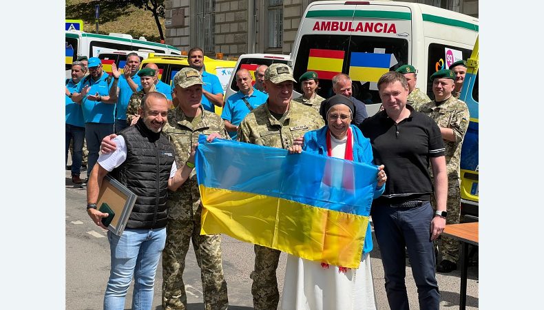 Благодійники з Іспанії передали українським захисникам 23 автівки