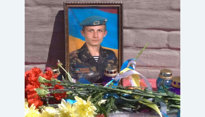 У Дніпрі відкрили меморіальну дошку бійцю 25-ї бригади Олексію Сєдову