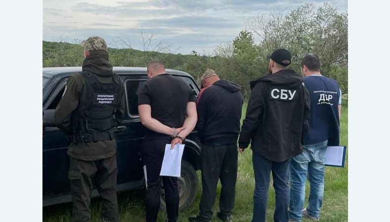 На Буковині прикордонники спільно з СБУ та ДБР затримали 3-х «ухилянтів» разом з організаторами «незаконного каналу»