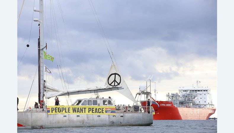 Greenpeace з газовим танкером Coral Energy на задньому плані