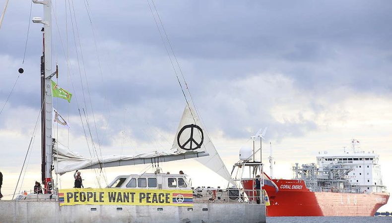 Greenpeace з газовим танкером Coral Energy на задньому плані