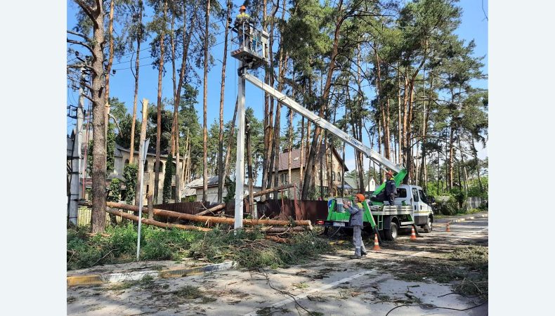 На Київщині повернули світло до 100 000 будинків, знеструмлених через негоду